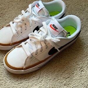 Women’s Nike sneaker size 6